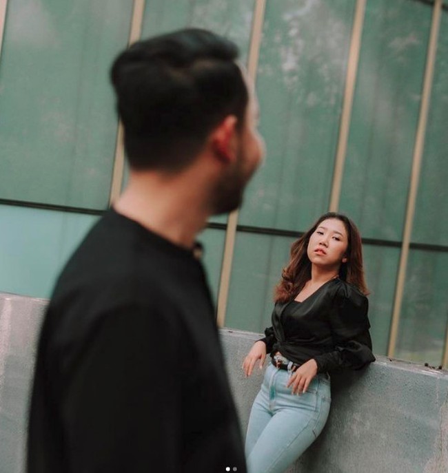 Belum lama ini komika yang terkenal dengan kepiawaiannya me-roasting selebriti itu mengunggah foto-foto kebersamaannya dengan sang kekasih. Tidak sedikit netizen mengira kalau mereka melakukan pemotretan prewedding. Foto: Instagram