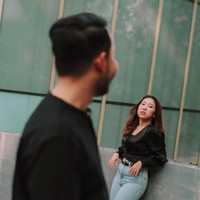 Belum lama ini komika yang terkenal dengan kepiawaiannya me-roasting selebriti itu mengunggah foto-foto kebersamaannya dengan sang kekasih. Tidak sedikit netizen mengira kalau mereka melakukan pemotretan prewedding. Foto: Instagram