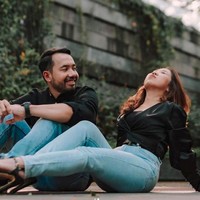 Kiky Saputri dan M. Khairi mengenakan busana serasi atasan hitam dan jeans. Keduanya tampak berfoto di area outdoor dengan latar belakang gedung. Foto: Instagram