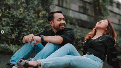 Kemesraan Kiky Saputri Bareng Pacar yang Mirip Prewedding