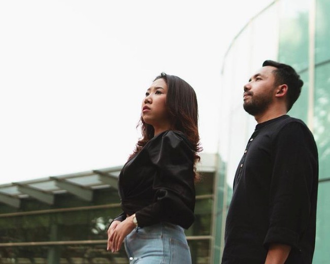 Kiky Saputri dan M. Khairi tampil mesra dalam pemotretan yang diunggah di Instagram. Foto: Instagram