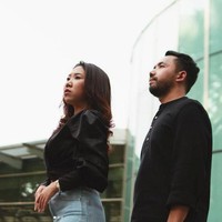 Kiky Saputri dan M. Khairi tampil mesra dalam pemotretan yang diunggah di Instagram. Foto: Instagram