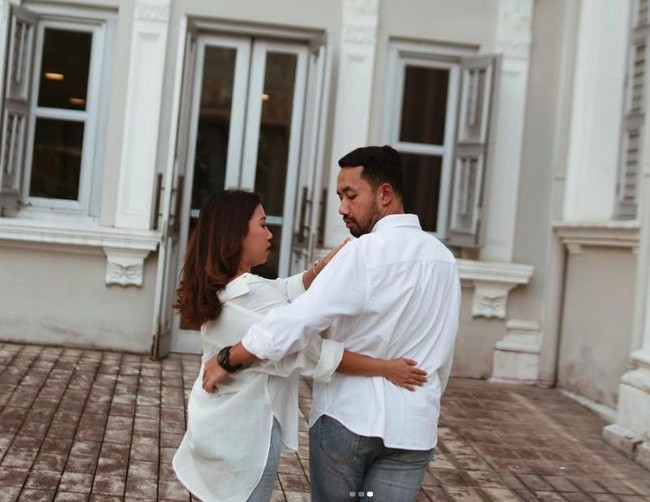 Pada tema pemotretan lain yang diunggah M. Khairi di Instagramnya, @poykhairi, keduanya memakai busana putih-putih yang dipadankan jeans. “Dance in our hearts 💃🏻🕺🏻😝😝,” tulisnya pada caption foto. Foto: Instagram