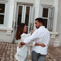 Pada tema pemotretan lain yang diunggah M. Khairi di Instagramnya, @poykhairi, keduanya memakai busana putih-putih yang dipadankan jeans. “Dance in our hearts 💃🏻🕺🏻😝😝,” tulisnya pada caption foto. Foto: Instagram