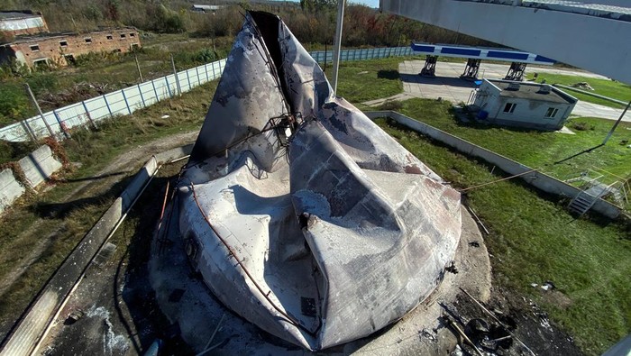 Kilang Minyak Ukraina Dihantam Drone Buatan Iran, Begini Penampakannya Parts of an unmanned aerial vehicle (UAV), what Ukrainian authorities consider to be an Iranian made suicide drone Shahed-136, are seen found after Russian strike on fuel storage facilities, amid Russia's attack on Ukraine, in Kharkiv, Ukraine October 6, 2022. REUTERS/Vitalii Hnidyi
