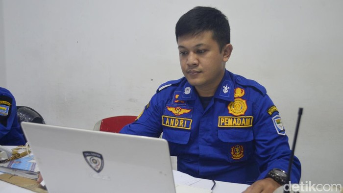 Kisah Andri Saputra, petugas Damkar Bandung yang diteror penelepon misterius sejak 2016.