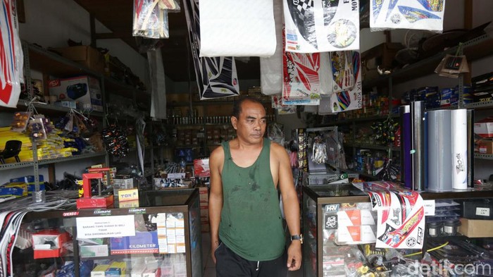 Kisah Udin Zie, Perantau yang Terusir Kini Raup Cuan Jutaan Rupiah Udin Zia pernah diusir saat merantau di suatu daerah di Kepulauan Tanimbar pada 2007. Setelah bekerja keras, kini Udin Zia sukses menjadi pedagang di Saumlaki.