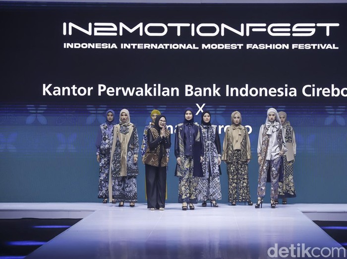 Koleksi desainer Nina Septiana melalui label busana Nina Nugroho mengangkat batik Ciwaringin khas Cirebon. Koleksi desainer Nina Septiana melalui label busana Nina Nugroho mengangkat batik Ciwaringin khas Cirebon.