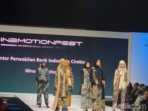 Koleksi desainer Nina Septiana melalui label busana Nina Nugroho mengangkat batik Ciwaringin khas Cirebon.