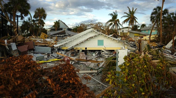 Kota Pesisir Pantai di Florida Porak Poranda Dihantam Badai Ian Snowbird Bruce Hickey, 70, walks along the waterfront, now littered with debris including shrimp boats, in the mobile home park where he and his wife Kathy have a winter home, a trailer originally purchased by Kathy's mother in 1979, on San Carlos Island, Fort Myers Beach, Fla., Wednesday, Oct. 5, 2022, one week after the passage of Hurricane Ian. (AP Photo/Rebecca Blackwell)