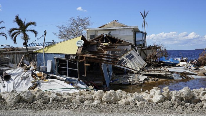 Kota Pesisir Pantai di Florida Porak Poranda Dihantam Badai Ian Piles of debris and homes damaged in Hurricane Ian, line the roadway, Thursday, Oct. 6, 2022, in Matlacha, Fla. (AP Photo/Wilfredo Lee)