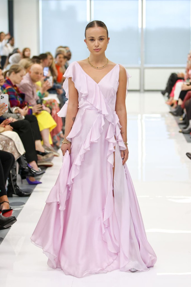 Kali ini pada gelaran London Fashion Week 2022, Lady Amelia Windsor beraksi sebagai model. Dia tampil memamerkan koleksi busana Zeynep Kartal x Li & Fung pada, 27 September 2022. Foto: Getty Images