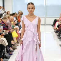 Kali ini pada gelaran London Fashion Week 2022, Lady Amelia Windsor beraksi sebagai model. Dia tampil memamerkan koleksi busana Zeynep Kartal x Li & Fung pada, 27 September 2022. Foto: Getty Images