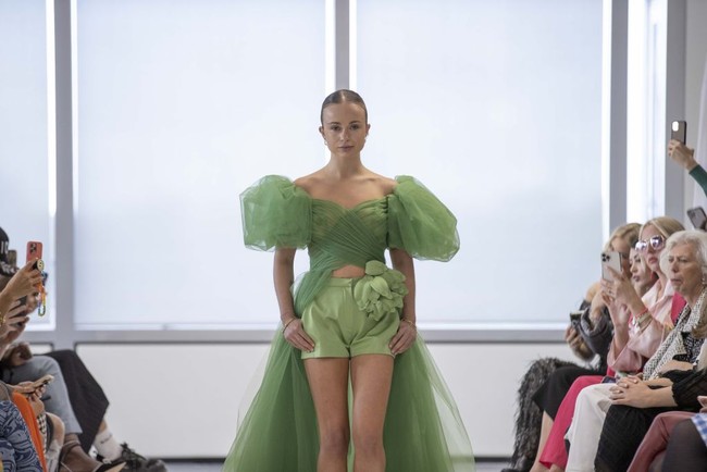 Lady Amelia Windsor kemudian tampil lagi dengan gaun hijau yang dipadukan celana pendek. Foto: Getty Images