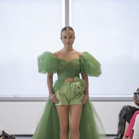 Lady Amelia Windsor kemudian tampil lagi dengan gaun hijau yang dipadukan celana pendek. Foto: Getty Images