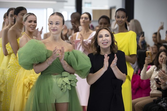Fashion show di London Fashion Week ini bukanlah penampilan pertama Lady Amelia Windsor sebagai model. Dia juga pernah model fashion show Dolce & Gabbana pada Milan Fashion Week 2021. Foto: Getty Images