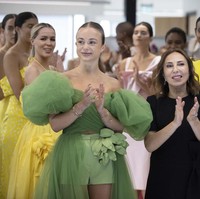 Fashion show di London Fashion Week ini bukanlah penampilan pertama Lady Amelia Windsor sebagai model. Dia juga pernah model fashion show Dolce & Gabbana pada Milan Fashion Week 2021. Foto: Getty Images