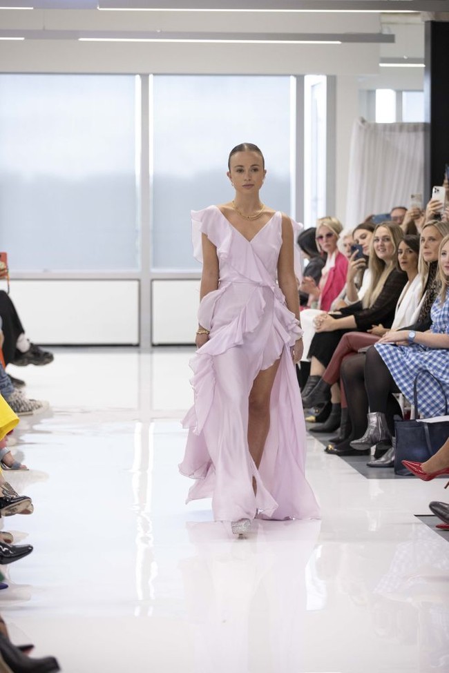 Tampil menjadi model desainer Turki Zeynep Kartal, Lady Amelia Windsor memancarkan pesonanya. Dia berjalan di catwalk dengan gaun pink yang memiliki belahan tinggi di paha. Foto: Getty Images