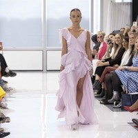 Tampil menjadi model desainer Turki Zeynep Kartal, Lady Amelia Windsor memancarkan pesonanya. Dia berjalan di catwalk dengan gaun pink yang memiliki belahan tinggi di paha. Foto: Getty Images