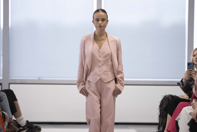 Lady Amelia mendapat gelar bangsawan, karena ia adalah cucu dari sepupu Ratu Elizabeth, Duke of Kent, Pangeran Edward. Lady Amelia memiliki dua saudara lainnya, yakni Edward Windsor yang dijuluki Lord Downpatrick dan Lady Marina Windsor. Foto: Getty Images