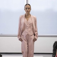 Lady Amelia mendapat gelar bangsawan, karena ia adalah cucu dari sepupu Ratu Elizabeth, Duke of Kent, Pangeran Edward. Lady Amelia memiliki dua saudara lainnya, yakni Edward Windsor yang dijuluki Lord Downpatrick dan Lady Marina Windsor. Foto: Getty Images