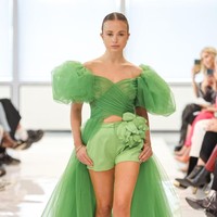 Lady Amelia Windsor kerap dijuluki sebagai fashionista. Bukan hanya menjadi model catwalk, dia pun kerap hadir menjadi penonton pekan mode dunia. Foto: Getty Images