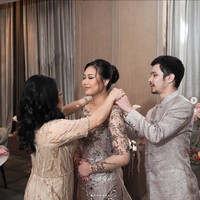 Hubungan Jess No Limit dan Sisca Kohl tampaknya sudah semakin serius. Hal itu terlihat dari keduanya yang baru saja menggelar acara Tingjing atau kalungan. Tingjing sendiri merupakan prosesi lamaran adat Tionghoa yang dilakukan dengan cara memberikan kalung dari pihak calon pengantin pria kepada calon pengantin wanita sebagai tanda pengikat. Foto: Instagram/@jessnolimit