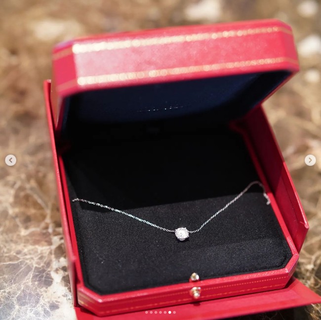 Dalam unggahannya di Instagram, pasangan YouTuber itu juga tampak memamerkan kalung yang digunakan untuk prosesi Tingjing. Kalung itu tampak simpel namun tetap elegan dengan dihiasi sebuah berlian. Foto: Instagram/@jessnolimit