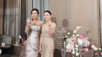 Sisca Kohl berfoto bersama kerabatnya usai prosesi lamaran. Senyum kebahagiaan terpancar dari wajah Sisca. Foto: Instagram/@jessnolimit
