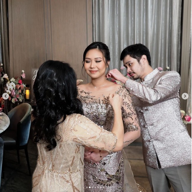 Sementara Jess No Limit tampil dengan busana bergaya cheongsam yang berwarna senada dengan Sisca Kohl. Berbeda dengan busana Sisca yang tampak unik dipenuhi beragam detail, busana Jess No Limit justru tampak lebih simpel dan polos. Foto: Instagram/@jessnolimit