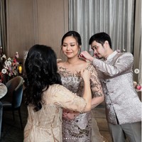 Sementara Jess No Limit tampil dengan busana bergaya cheongsam yang berwarna senada dengan Sisca Kohl. Berbeda dengan busana Sisca yang tampak unik dipenuhi beragam detail, busana Jess No Limit justru tampak lebih simpel dan polos. Foto: Instagram/@jessnolimit