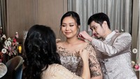 Dalam rangkaian foto yang diunggah oleh Jess No Limit dan Sisca Kohl, tampak ibu dari Jess memakaikan sebuah kalung ke leher Sisca Kohl. Kemudian, Jess membantu ibunya untuk menyematkan kalung itu di leher Sisca. Foto: Instagram/@jessnolimit
