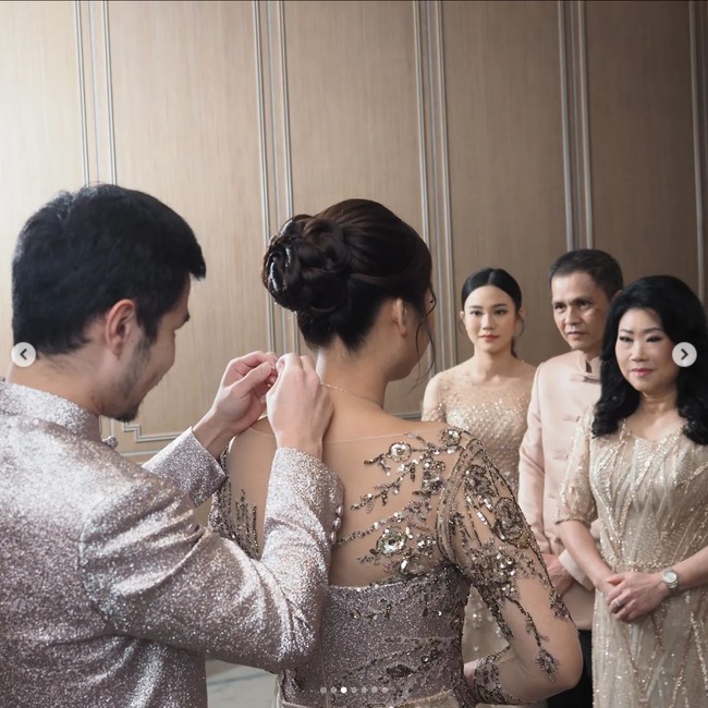 Acara Tingjing Jess No Limit dan Sisca Kohl digelar pada 10 Agustus 2022. Dalam foto yang dibagikan terlihat dekorasi dan busana yang dikenakan oleh calon pengantin dan anggota keluarga kompak bernuansa nude. Foto: Instagram/@jessnolimit