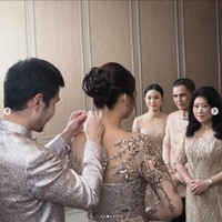 Acara Tingjing Jess No Limit dan Sisca Kohl digelar pada 10 Agustus 2022. Dalam foto yang dibagikan terlihat dekorasi dan busana yang dikenakan oleh calon pengantin dan anggota keluarga kompak bernuansa nude. Foto: Instagram/@jessnolimit