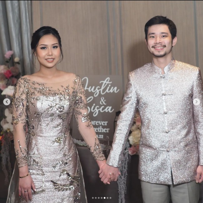 Sisca Kohl dan Jess No Limit tampil kompak mengenakan busana berwarna Dusty Rose. Gaun yang dikenakan oleh Sisca sendiri merupakan rancangan dari desainer Hazel Kez. Gaun tersebut terlihat mewah dan elegan dengan dipenuhi beragam detail unik. Foto: Instagram/@jessnolimit