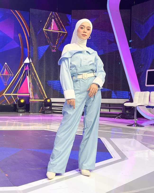 Begini gayanya sekarang ketika mengisi acara di televisi.Foto: YouTube/Instagram