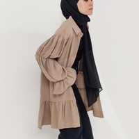 Kini Lesti Kejora sudah mengenakan hijab. Lesti cukup pintar dalam memadukan busana sehingga terlihat chic.Foto: YouTube/Instagram