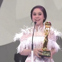 Begini dulu gayanya ketika merayakan kemenangannya sebagai juara kontes menyanyi.Foto: YouTube/Instagram