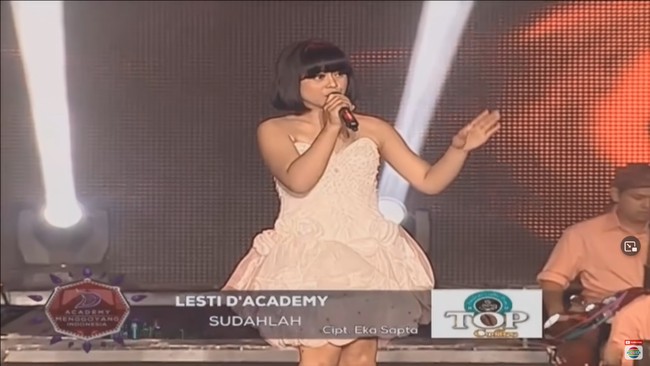 Dalam kompetisi, Lesti sempat identik dengan rambut bob berponi. Ia pun mulai memakai dress-dress mewah yang mengubah penampilan.Foto: YouTube/Instagram