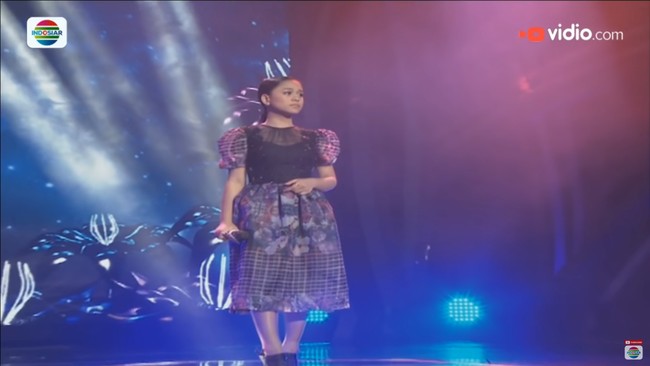 Selagi mengikuti kompetisi, gaya Lesti perlahan berubah. Karena masih remaja, ketika itu ia lebih sering mengenakan dress-dress yang girlie sesuai usia.Foto: YouTube/Instagram