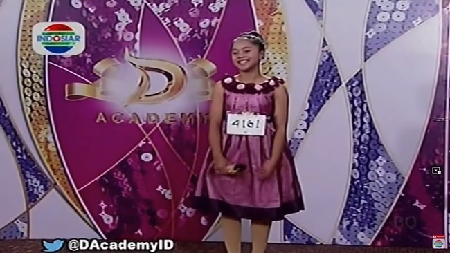 Lesti memulai kariernya dengan mengikuti ajang pencarian bakat penyanyi dangdut. Wanita asal Cianjur itu audisi saat duduk di kelas 2 SMP dengan membawakan lagu Zaenal. Ketika itu tentu Lesti belum mengenal fashion dan barang-barang branded. Bajunya yang sederhana sempat mendapat komentar dari juri.Foto: YouTube/Instagram