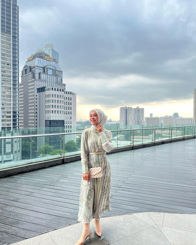 Selain busana yang cantik, gaya Lesti kini juga ditunjang dengan item-item branded yang membuat tampilannya mewah. Foto: YouTube/Instagram