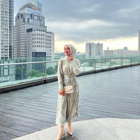 Selain busana yang cantik, gaya Lesti kini juga ditunjang dengan item-item branded yang membuat tampilannya mewah. Foto: YouTube/Instagram