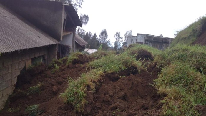 longsor di pasuruan bikin rumah jebol