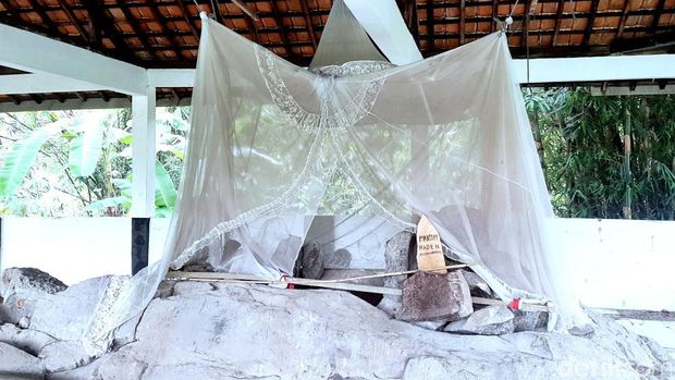 Makam Raden Anom Wirasuta berlokasi di Dusun Bojongmanggu, Desa Cintawargi, Kecamatan Tegalwaru, Kabupaten Karawang.