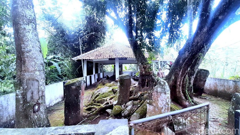 Makam Raden Anom Wirasuta berlokasi di Dusun Bojongmanggu, Desa Cintawargi, Kecamatan Tegalwaru, Kabupaten Karawang.