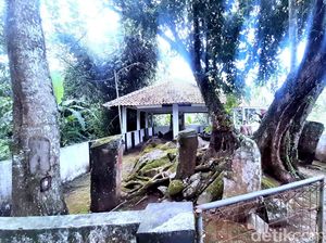 Cerita Para Pencari Wangsit di Makam Raden Anom Wirasuta Karawang