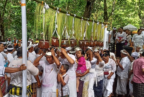 Masyarakat Desa Adat Seraya saat melakukan tradisi metimpug uleng, Jumat (7/10/2022).