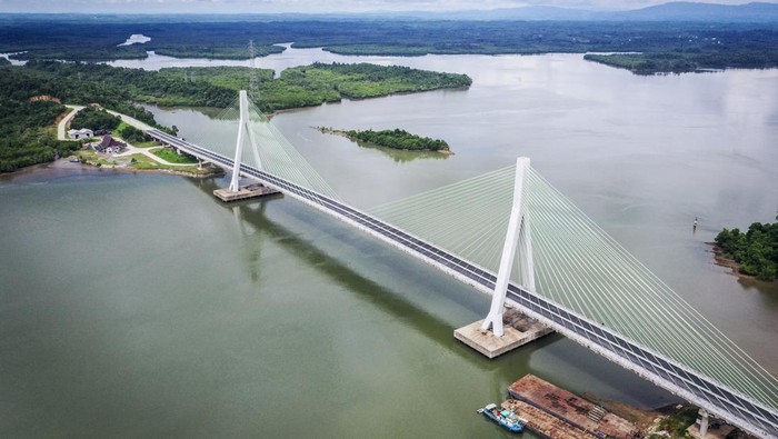 Megahnya Jembatan Penghubung Balik Papan-IKN Nusantara Suasana Jembatan Pulau Balang yaitu penghubung Balikpapan dengan Ibu Kota Negara (IKN) Nusantara, Kalimantan Timur, Jumat (7/10/2022). Jembatan yang merupakan akses untuk mempercepat perjalanan menuju IKN Nusantara yang telah rampung itu, saat ini belum dapat difungsikan karena jalan sisi darat dari Kota Balikpapan belum terbangun. ANTARA FOTO/Rivan Awal Lingga/nym.