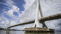 Pembangunan jembatan ini sekaligus menandai era baru kemajuan infrastruktur konektivitas di Pulau Kalimantan yang diyakini akan memudahkan mobilitas, dan mendorong terciptanya pusat-pusat pertumbuhan ekonomi baru.  